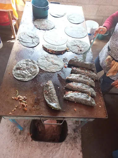 El comal de Doña Saby con gorditas en distintos puntos de cocción